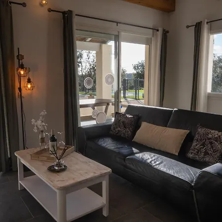 St Avec Piscine Villa