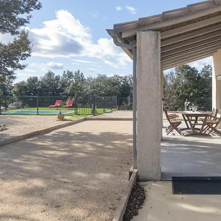 St Avec Piscine Villa